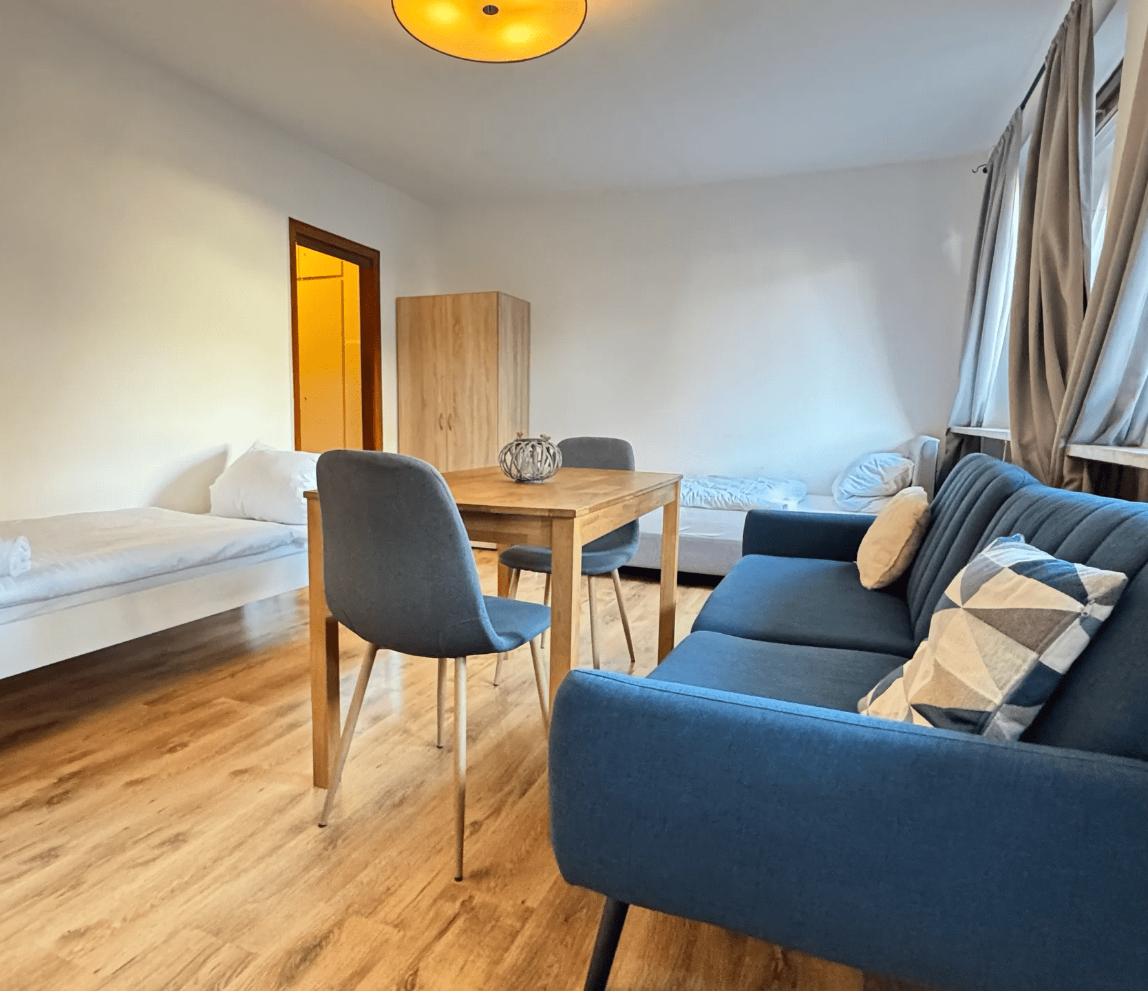 Wohnzimmer und Schlafzimmer